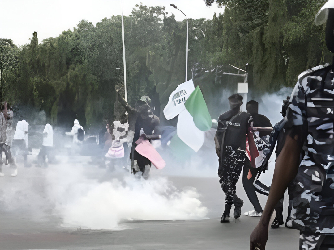 Nnamdi Kanu: Sowore da wasu sun gudu yayin da jami’an tsaro suka yi harbi da Borkonon Tsohuwa Nnamdi Kanu: Sowore da wasu sun gudu yayin da jami’an tsaro suka yi harbi da Borkonon Tsohuwa